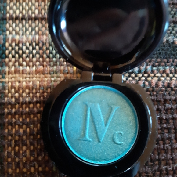 Ipsy bag with four items - Picture 4 of 11